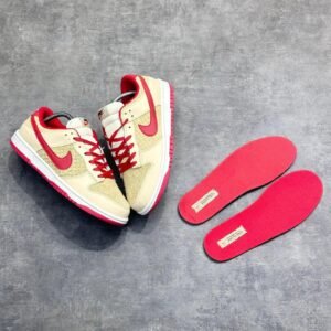 NIKE SB DUNK STRAWBERRY WAFFLE SNEAKERS