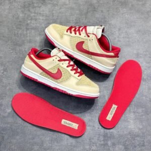 NIKE SB DUNK STRAWBERRY WAFFLE SNEAKERS